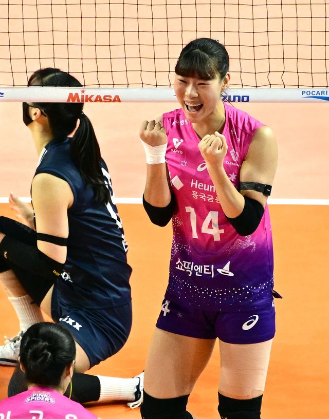 여자프로배구 흥국생명 정윤주가 28일 인천삼산월드체육관에서 열린 GS칼텍스와의 홈경기에서 득점 후 기뻐하고 있다. KOVO