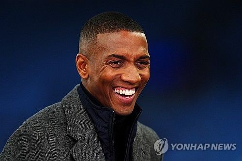 3일 진행된 FA컵 3라운드 대진 추첨 결과, 에버턴은 리그원(3부) 피터보로 유나이티드와 맞대결이 성사됐다.&nbsp;에버턴은 오는 1월 영국 리버풀에 있는 구디슨 파크에서 피터보로와 맞대결을 갖게 된다.&nbsp; 영은 대진이 성사되자, 자신의 SNS에 꿈이 이뤄질 수도 있다며 해시태그로 '소름 돋는 순간', '영vs영'이라며 아들과의 맞대결을 기대했다.&nbsp;연합뉴스