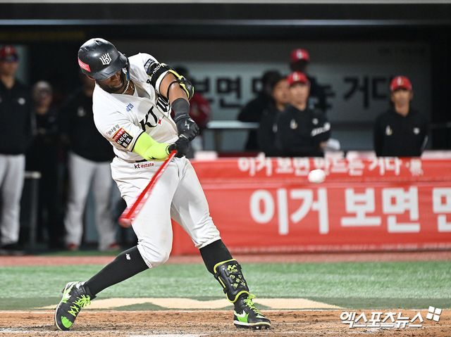 KT와 로하스가 총액 180만 달러(한화 약 25억 2000만 원) 조건으로 2025시즌 재계약을 공식 발표했다. 1일 오후 수원KT위즈파크에서 열린 '2024 신한 SOL Bank KBO리그' SSG 랜더스와 KT 위즈의 5위 결정전 경기, KT가 로하스의 역전 스리런 홈런에 힘입어 SSG에 4:3 승리를 거두며 와일드카드 결정전에 진출했다. 8회말 무사 1,3루 KT 로하스가 스리런 홈런을 날리고 있다. 엑스포츠뉴스 DB