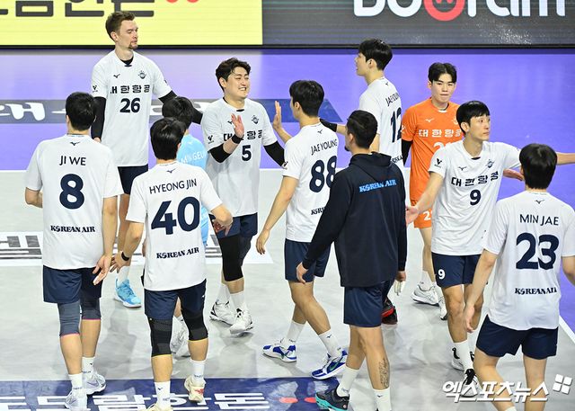 3일 오후 인천 계양체육관에서 열린 ‘도드람 2024-2025 V-리그’ 대한항공과 현대캐피탈의 경기, 현대캐피탈이 대한항공에 세트스코어 3:1(25-22, 25-19, 22-25, 25-23)로 승리하며 2연승을 기록했다. 경기종료 후 대한항공 선수들이 아쉬워하고 있다. 인천, 김한준 기자