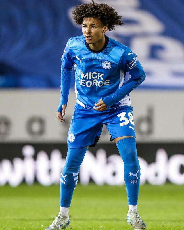 3일 진행된 FA컵 3라운드 대진 추첨 결과, 에버턴은 리그원(3부) 피터보로 유나이티드와 맞대결이 성사됐다.&nbsp;에버턴은 오는 1월 영국 리버풀에 있는 구디슨 파크에서 피터보로와 맞대결을 갖게 된다.&nbsp; 영은 대진이 성사되자, 자신의 SNS에 꿈이 이뤄질 수도 있다며 해시태그로 '소름 돋는 순간', '영vs영'이라며 아들과의 맞대결을 기대했다.&nbsp;피터보로