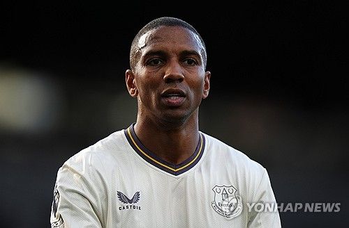 3일 진행된 FA컵 3라운드 대진 추첨 결과, 에버턴은 리그원(3부) 피터보로 유나이티드와 맞대결이 성사됐다.&nbsp;에버턴은 오는 1월 영국 리버풀에 있는 구디슨 파크에서 피터보로와 맞대결을 갖게 된다.&nbsp; 영은 대진이 성사되자, 자신의 SNS에 꿈이 이뤄질 수도 있다며 해시태그로 '소름 돋는 순간', '영vs영'이라며 아들과의 맞대결을 기대했다.&nbsp;연합뉴스