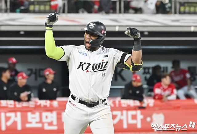 KT 위즈 외야수 멜 로하스 주니어가 올해 정규시즌 경기에서 홈런을 친 뒤 세리머니하고 있다. KT는 3일 로하스와 총액 180만 달러에 재계약을 체결했다. 미국과 일본 구단에서 그에게 관심 기울인다는 보도가 있었지만 KT에 남아 수원을 다시 야구 열기로 물들인다. 엑스포츠뉴스 DB