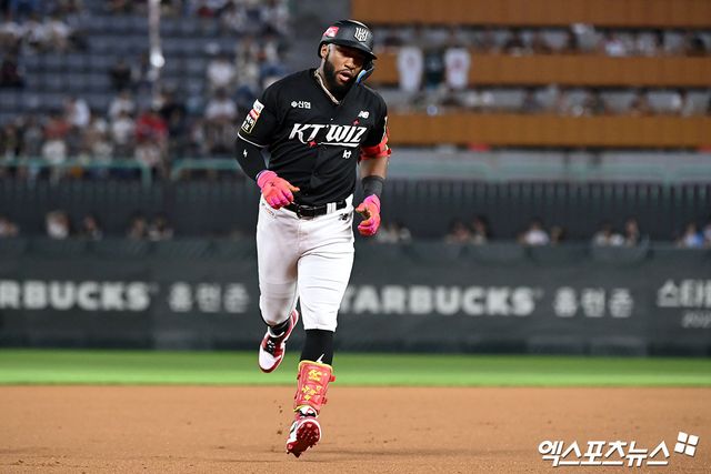 KT 위즈 외야수 멜 로하스 주니어가 올해 정규시즌 경기에서 홈런을 친 뒤 베이스를 돌고 있다. KT는 3일 로하스와 총액 180만 달러에 재계약을 체결했다. 미국과 일본 구단에서 그에게 관심 기울인다는 보도가 있었지만 KT에 남아 수원을 다시 야구 열기로 물들인다. 엑스포츠뉴스 DB