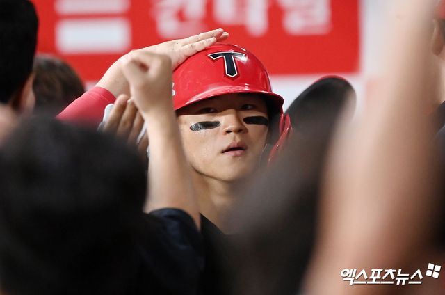 구로구 고척스카이돔에서 열린 '2024 신한 SOL Bank KBO리그' KIA 타이거즈와 키움 히어로즈의 경기, 3회초 1사 1루 KIA 김도영이 투런 홈런을 날린 후 더그아웃에서 축하를 받고 있다. 엑스포츠뉴스DB 