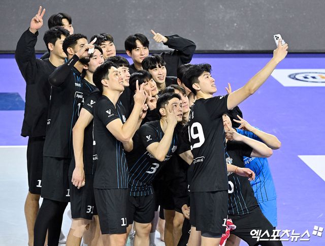 3일 오후 인천 계양체육관에서 열린 ‘도드람 2024-2025 V-리그’ 대한항공과 현대캐피탈의 경기, 현대캐피탈이 대한항공에 세트스코어 3:1(25-22, 25-19, 22-25, 25-23)로 승리하며 2연승을 기록했다. 이날 경기에서 승리한 현대캐피탈 선수들이 기념촬영을 갖고 있다. 인천, 김한준 기자