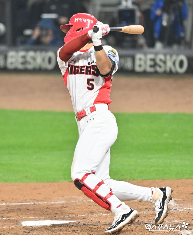 28일 오후 광주기아챔피언스필드에서 열린 '2024 신한 SOL Bank KBO 한국시리즈' 삼성 라이온즈와 KIA 타이거즈의 5차전 경기, 3회말 KIA 김도영이 중전안타를 날리고 있다. 엑스포츠뉴스DB