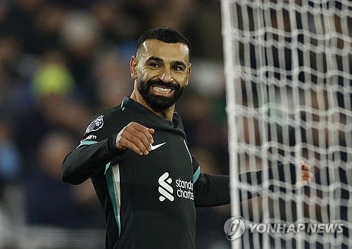 두 1992년생들의 수난시대다. 리버풀의 '파라오' 모하메드 살라가 손흥민과 같은 처지에 놓였다. 시즌이 절반 정도 지난 시점에서 살라는 발롱도르 수상 유력 후보로 여겨질 정도로 뛰어난 퍼포먼스를 보여주고 있지만, 어째서인지 살라의 소속팀인 리버풀은 살라와의 계약 연장에 소극적이다. 마치 손흥민과의 재계약은 물론 계약 연장 옵션 발동조차 고민하고 있는 토트넘 홋스퍼와 닮았다. 사진 연합뉴스