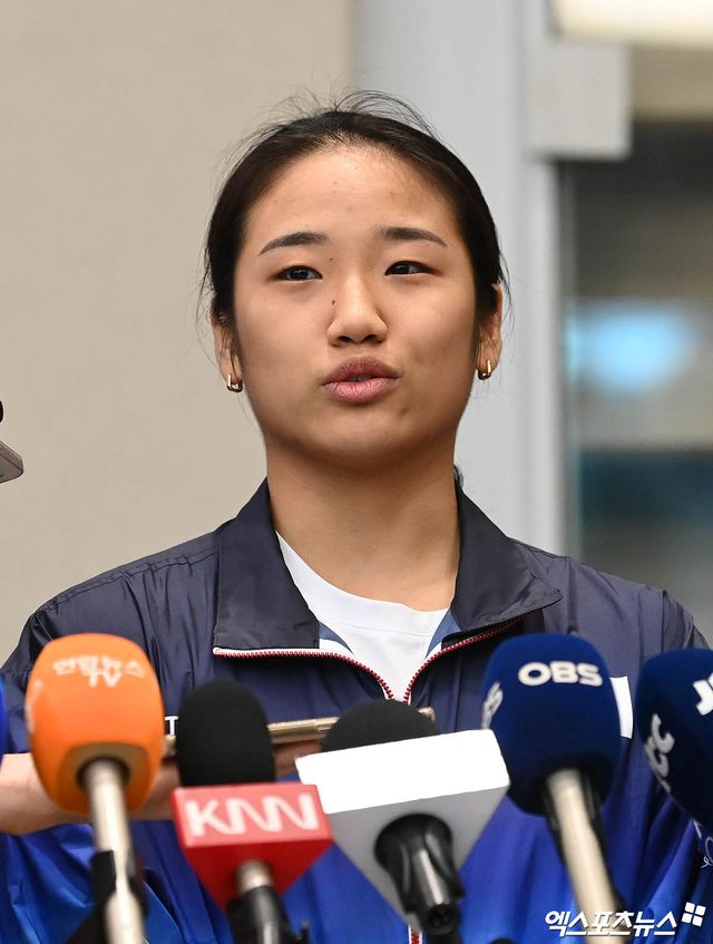2024 파리 올림픽 배드민턴 여자 단식 금메달리스트 안세영이 7일 오후 인천국제공항을 통해 귀국했다. 안세영이 입국장에서 취재진과 인터뷰를 나누고 있다. 엑스포츠뉴스DB