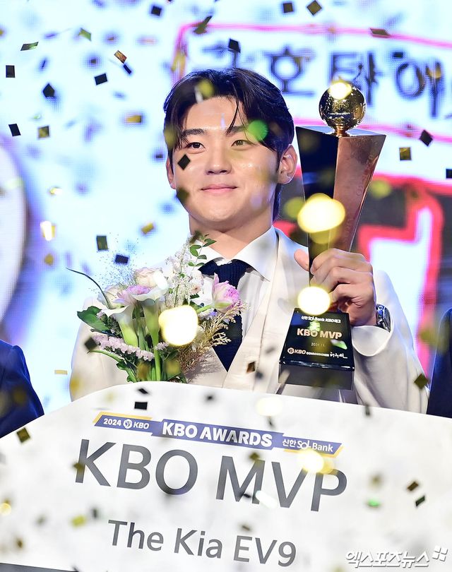 26일 오후 서울 신천동 롯데호텔 월드 크리스탈볼룸에서 열린 '2024 신한은행 SOL Bank KBO 시상식'에 참석한 KIA 김도영이 MVP 수상 기념 촬영을 하고 있다. 엑스포츠뉴스DB
