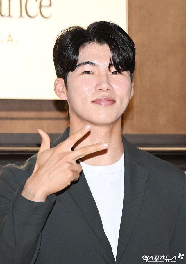 16일 오후 서울 성수동 한 매장에서 글로벌 스포츠 브랜드 플래그쉽 스토어 오픈 기념 포토콜 행사가 열렸다. 이날 행사에 참석한 키움 김혜성이 포토타임을 갖고 있다. KBO는 4일 '키움 히어로즈 구단의 요청에 따라 김혜성 선수를 메이저리그 30개 구단에 포스팅해 줄 것을 메이저리그 사무국에 요청했다'라고 공식 발표했다.&nbsp;이에 따라 메이저리그 30개 구단은 메이저리그 사무국의 포스팅 고지 다음 날 오전 8시(미국 동부시간대 기준)부터 30일째 되는 날 오후 5시까지 김혜성과 협상을 펼칠 수 있다. 계약을 체결할 경우 한·미 선수 계약 협정에 따른 이적료를 키움 구단에 지급해야 한다.&nbsp;만약 협상 만료일까지 계약이 이뤄지지 않는다면 포스팅 일정은 그대로 마무리된다. 이 경우 김혜성은 2025년 11월 1일까지 포스팅 이적을 할 수 없다. 엑스포츠뉴스 DB