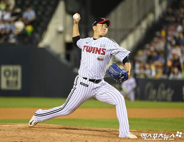 서울 송파구 잠실야구장에서 열린 '2024 신한 SOL Bank KBO리그' KT 위즈와 LG 트윈스의 경기, 9회초 LG 유영찬이 역투하고 있다. 엑스포츠뉴스DB