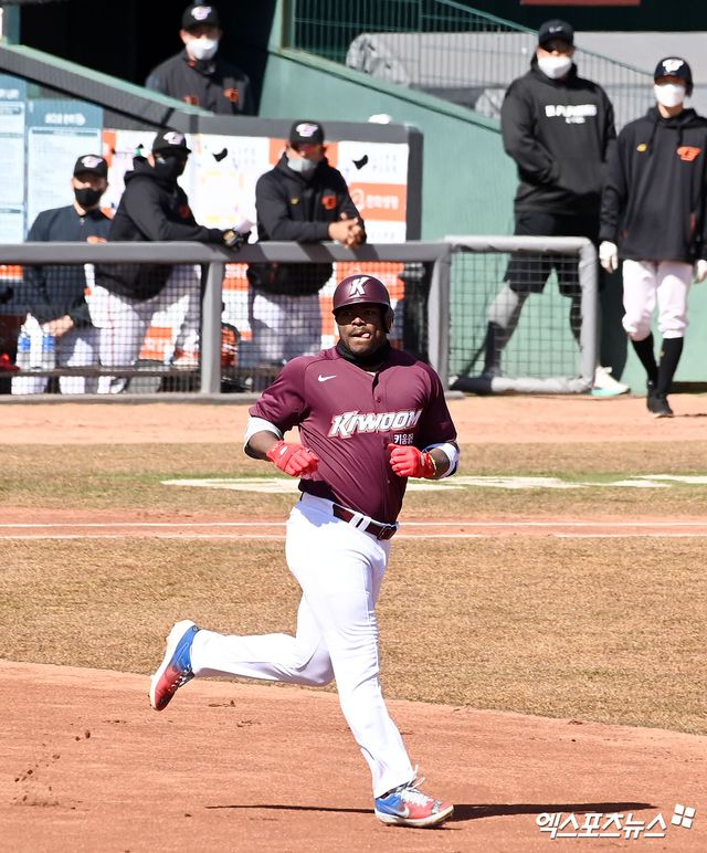 대전 한화생명 이글스파크에서 열린 키움 히어로즈와 한화 이글스의 연습경기, 2회초 키움 푸이그가 우중간 2루타를 날리고 있다. 엑스포츠뉴스DB