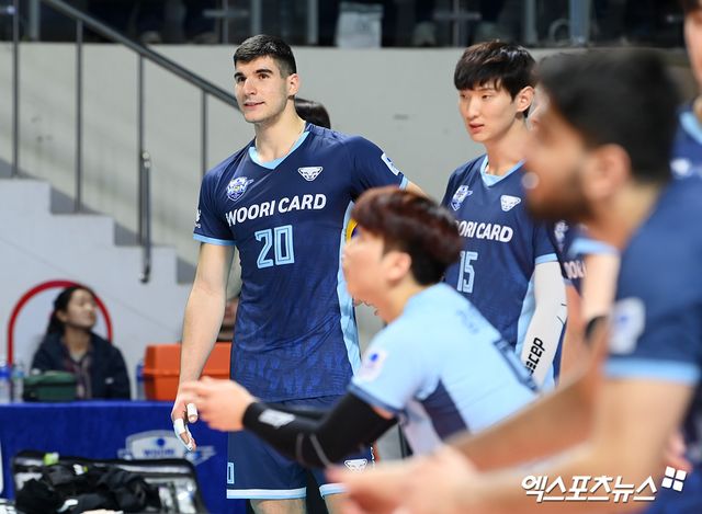 남자프로배구 우리카드의 새 외인인 아포짓 스파이커 두산 니콜리치가 4일 서울 장충체육관에서 삼성화재와의 홈경기를 앞두고 공식 훈련을 소화하고 있다. 장충, 고아라 기자