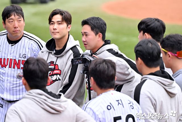 서울 송파구 잠실야구장에서 열린 '2024 신한 SOL Bank KBO 포스트시즌' KT 위즈와 LG 트윈스의 준플레이오프 2차전 경기, 경기 전 LG 선수단 미팅에서 유영찬이 말하고 있다. 엑스포츠뉴스DB