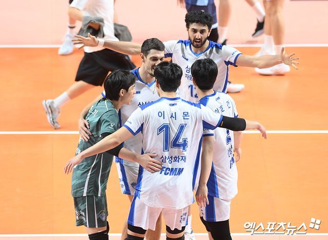 남자프로배구 삼성화재 선수들이 4일 서울 장충체육관에서 열린 우리카드와의 원정경기에서 득점한 뒤 세리머니하고 있다. 장충, 고아라 기자