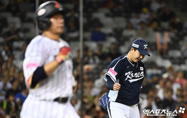 15일 오후 대만 타이베이돔에서 열린 '2024 WBSC(세계야구소프트볼연맹) 프리미어12' B조 조별리그 3차전 대한민국과 일본의 경기, 4회말 2사 1루 한국 투수 유영찬이 일본 사카쿠라의 땅볼 타구를 수비하며 이닝을 종료시킨 뒤 기뻐하고 있다. 유영찬은 지난 2일 팔꿈치 미세 골절 수술을 받고 3개월의 재활 기간을 보낼 예정이다. 엑스포츠뉴스 DB