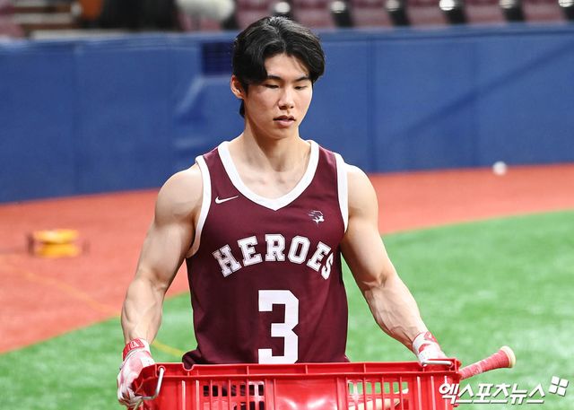 21일 오후 서울 구로구 고척스카이돔에서 열리는 '2024 신한 SOL Bank KBO리그' 롯데 자이언츠와 키움 히어로즈의 경기에 앞서 키움 김혜성이 타격 훈련을 위해 공이 든 박스를 옮기고 있다.KBO는 4일 '키움 히어로즈 구단의 요청에 따라 김혜성 선수를 메이저리그 30개 구단에 포스팅해 줄 것을 메이저리그 사무국에 요청했다'라고 공식 발표했다.&nbsp;이에 따라 메이저리그 30개 구단은 메이저리그 사무국의 포스팅 고지 다음 날 오전 8시(미국 동부시간대 기준)부터 30일째 되는 날 오후 5시까지 김혜성과 협상을 펼칠 수 있다. 계약을 체결할 경우 한·미 선수 계약 협정에 따른 이적료를 키움 구단에 지급해야 한다.&nbsp;만약 협상 만료일까지 계약이 이뤄지지 않는다면 포스팅 일정은 그대로 마무리된다. 이 경우 김혜성은 2025년 11월 1일까지 포스팅 이적을 할 수 없다. 엑스포츠뉴스 DB