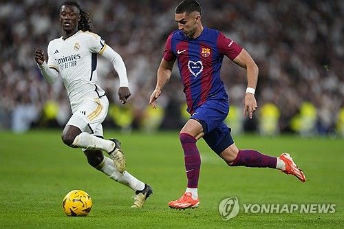 스페인 매체 엘골디히'은 3일(한국시간) 바르셀로나가 손흥민(토트넘 홋스퍼) 영입을 바라고 있다며 안수 파티와 페란 토레스를 동시에 매각하고 손흥민을 데려올 생각이라고 보도했다. 매체에 따르면 바르셀로나는 고액 연봉자이지만 주전 경쟁에서 밀린 두 선수를 매각해 손흥민 영입에 필요한 자금을 충당할 계획이다. 연합뉴스