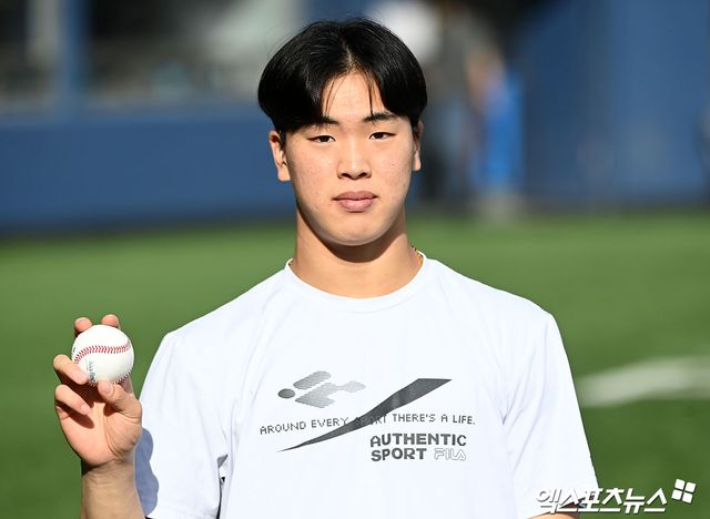 12일 오후 서울 송파구 잠실야구장에서 열린 '2024 신한 SOL Bank KBO리그' KT 위즈와 두산 베어스의 더블헤더 1차전 경기, 두산이 KT에 12:4로 승리하면서 7연승을 기록했다. 프로 데뷔 첫 승을 기록한 두산 최준호가 기념촬영을 갖고 있다. 엑스포츠뉴스 DB