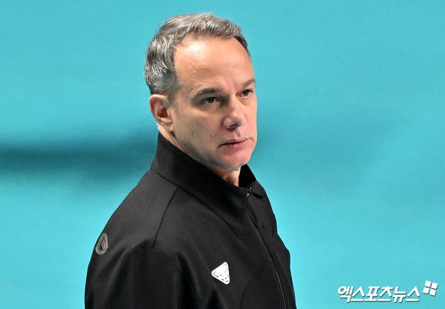 남자프로배구 우리카드 마우리시오 파에스 감독은 4일 서울 장충체육관에서 도드람 2024-2025 V리그 2라운드 삼성화재와의 홈경기를 앞두고 하루 전이던 3일 오후 10시 25분 윤석열 대통령이 생중계 담화로 비상계엄을 선포한 것에 대해 얘기했다. 프랑스 지인들에게 굉장히 많은 연락을 받았다고 털어놨다. 엑스포츠뉴스DB