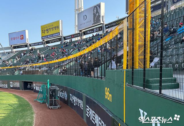 롯데 자이언츠가 2022 시즌을 앞두고 외야 펜스에 설치했던 보조 펜스를 철거한다. 사진 엑스포츠뉴스 DB