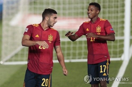 토트넘이 옵션을 발동하지 않는다면 손흥민은 보스만 룰에 따라 내년 1월부터 다른 구단과 자유롭게 협상할 수 있다. 이런 가운데 최근 스페인 명문 바르셀로나, 잉글랜드 전통 명가 맨체스터 유나이티드가 손흥민을 원한다는 소식이 전해졌다. 하지만 현실적으로 손흥민이 넘어야 할 산이 너무 많다. 가장 중요한 건 역시 토트넘의 1년 연장 옵션 발동 여부다.&nbsp;매체와 전문가들이 전하는 손흥민 소식은 한결 같다. 토트넘이 베테랑 선수인 손흥민의 계약 기간을 현재 연봉인 180억원으로 1년 더 늘리는 것이다. 연합뉴스