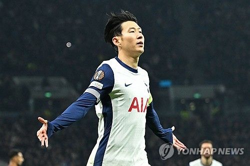 손흥민은 토트넘 홋스퍼를 통해 프리미어리그(PL)에 발을 내딛은 뒤 10년간 '일편단심 토트넘'이었다. 손흥민의 맨체스터 유나이티드 이적설이 이뤄진다면 충격적으로 다가올 수밖에 없는 이유다. 손흥민이 최근 후벵 아모림 감독을 선임한 맨체스터 유나이티드와 강하게 연결되고 있다. 손흥민의 맨체스터 유나이티드 이적이 프리미어리그 역사에 한 획을 그을 엄청난 이적이 될 수도 있기 때문에 손흥민의 이적설에 많은 관심이 쏠리는 중이다. 사진 연합뉴스