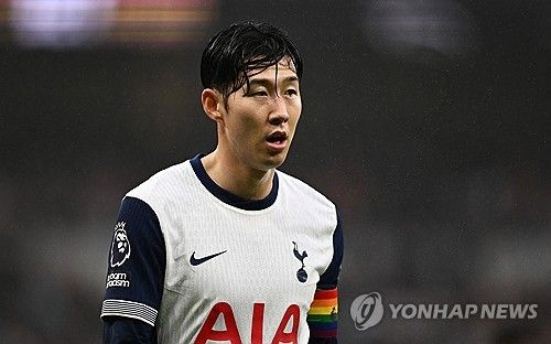 토트넘이 옵션을 발동하지 않는다면 손흥민은 보스만 룰에 따라 내년 1월부터 다른 구단과 자유롭게 협상할 수 있다. 이런 가운데 최근 스페인 명문 바르셀로나, 잉글랜드 전통 명가 맨체스터 유나이티드가 손흥민을 원한다는 소식이 전해졌다. 하지만 현실적으로 손흥민이 넘어야 할 산이 너무 많다. 가장 중요한 건 역시 토트넘의 1년 연장 옵션 발동 여부다.&nbsp;매체와 전문가들이 전하는 손흥민 소식은 한결 같다. 토트넘이 베테랑 선수인 손흥민의 계약 기간을 현재 연봉인 180억원으로 1년 더 늘리는 것이다. 연합뉴스