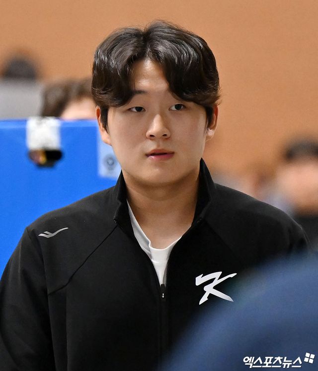 '2024 세계야구소프트볼연맹(WBSC) 프리미어12'를 마친 대한민국 야구대표팀이 19일 오후 인천국제공항을 통해 귀국했다. 입국장을 빠져나오는 대한민국 야구대표팀 김택연. 엑스포츠뉴스 DB