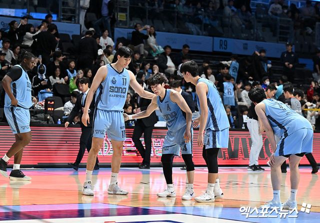 김태술 고양 신임 감독은 6일 고양체육관에서 열린 '2024~2025시즌 KCC 프로농구' 2라운드 KT전에서 팀 패배를 지켜봐야 했다. 부임 이후 5경기를 치렀지만, 아직 데뷔 첫승을 챙기지 못했다. 고양, 김한준 기자