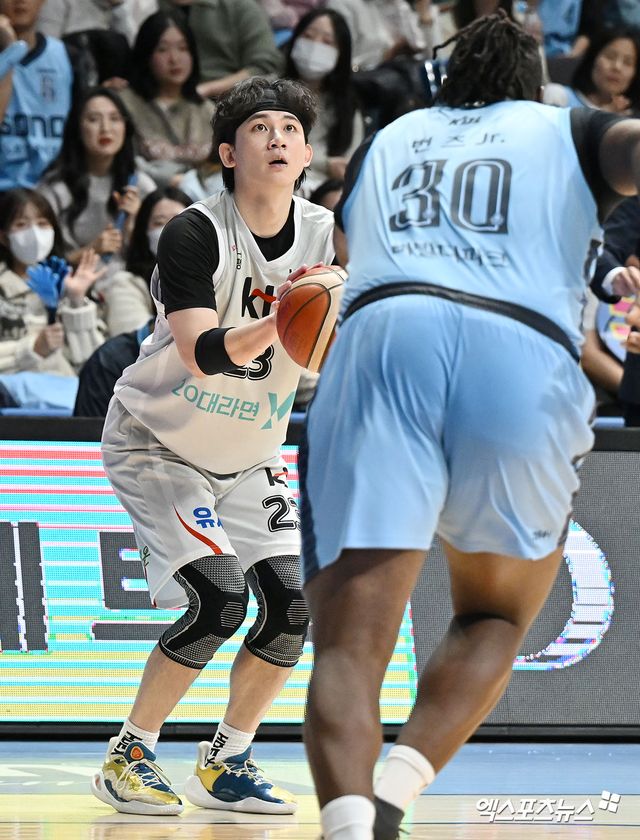 KT 포워드 박준영(왼쪽)은 6일 고양체육관에서 열린 '2024~2025시즌 KCC 프로농구' 2라운드 소노전에 출전했다. 1쿼터 양팀 최다 9득점을 올려 공격에 활력을 불어넣었다. 고양, 김한준 기자