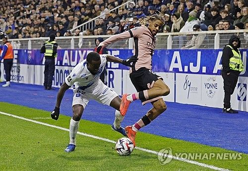 이강인이 67분 활약한 가운데 그의 소속팀인 프랑스 파리 생제르맹(PSG)은 오세르와의 원정 경기에서 무기력한 플레이로 0-0 무승부를 기록했다. PSG는 최근 공식전 3경기 1무 2패 부진에 빠졌다. 이강인은 이날 키패스 4개를 뿌리며 소파스코어 기준 팀내 평점 3위를 기록했다. 연합뉴스