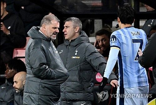 토트넘은 6일(한국시간) 영국 본머스에 있는 바이털리티 스타디움에서 열린 본머스와의 2024-2025시즌 프리미어리그 14라운드 원정 경기에서 0-1로 패했다.&nbsp; 손흥민이 올 시즌 첫 교체로 출전했지만, 토트넘은 본머스에 압도적으로 밀리면서 충격 패를 당했다. 연합뉴스