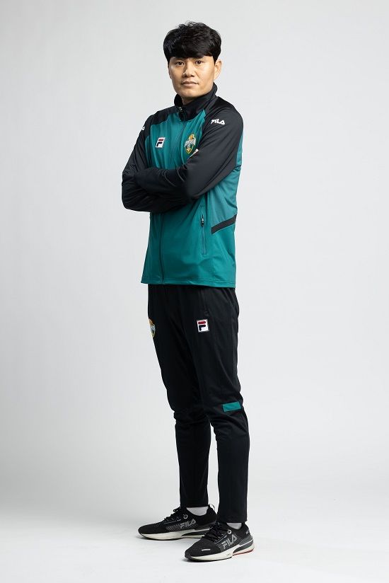 구단 역대 최고 성적을 낸 강원FC가 윤정환 감독과 결별 후 정경호 수석코치를 정식 감독으로 선임했다. 강원은 6일 '구단은 정경호 감독을 사령탑으로 선임했다. 정경호 신임 감독과 함께 2025시즌을 준비한다. 수석코치로 역대 최고 성적인 준우승에 기여한 정 감독은 사령탑으로 새로운 도전에 나선다'며 정경호 수석코치를 감독으로 임명했다고 공식 발표했다. 강원FC