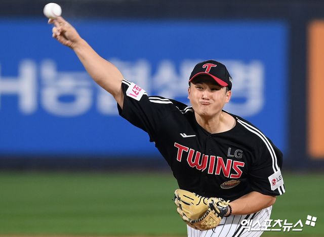 8일 오후 수원KT위즈파크에서 열린 '2024 신한 SOL Bank KBO 포스트시즌' LG 트윈스와 KT 위즈의 준플레이오프 3차전 경기, 1회말 LG 선발투수 최원태가 공을 힘차게 던지고 있다. 엑스포츠뉴스 DB