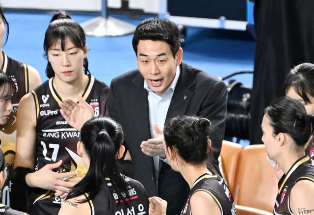 7일 오후 김천실내체육관에서 열린 도드람 2024-2025 V-리그 여자부 3라운드 한국도로공사와 정관장의 경기, 정관장이 반야 부키리치의 활약에 힘입어 세트스코어 3:1(25-22 25-27 25-19 25-20)로 승리했다. 고희진 정관장 감독이 선수들에게 작전을 지시하고 있다. KOVO