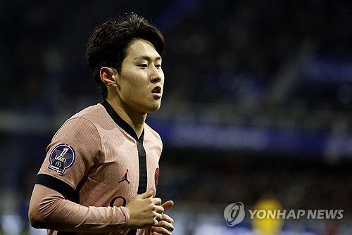 이강인이 한 경기에서 결정적 패스를 4개나 기록하며 파리 생제르맹(PSG)에서 최고의 활약을 펼친 선수로 선정됐다.&nbsp;레퀴프는 '오른쪽 공격수로 나선 이강인은 가장 영감을 받았던 PSG 선수였다. 이강인에게서 위협적인 장면이 가장 자주 만들어졌다. 곤살루 하무스의 머리에 좋은 크로스를 올렸고, 흥미로운 크로스도 기록했다. 측면 먼 곳에서 좋은 슈팅도 때렸다'며 가장 높은 평점 6점을 줬다. 연합뉴스