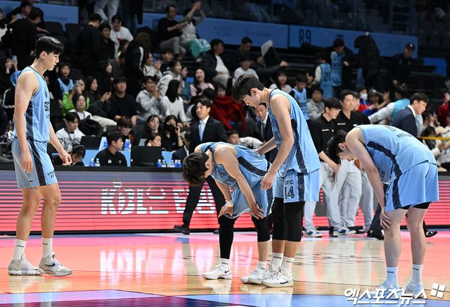 김태술 고양 신임 감독은 6일 고양체육관에서 열린 '2024~2025시즌 KCC 프로농구' 2라운드 KT전에서 팀 패배를 지켜봐야 했다. 부임 이후 5경기를 치렀지만, 아직 데뷔 첫승을 챙기지 못했다. 고양, 김한준 기자