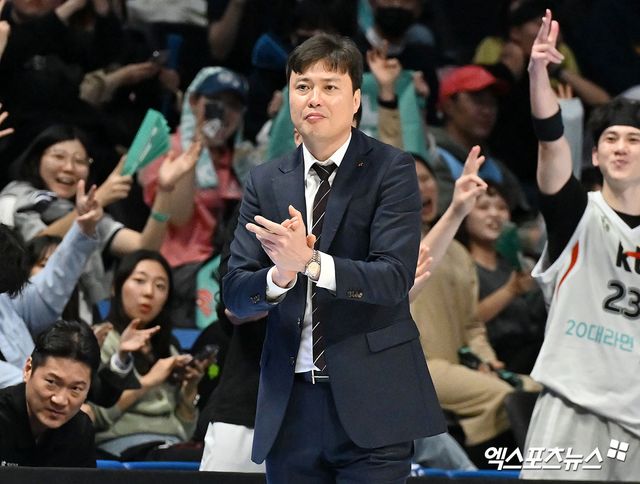 송영진 KT 감독은 6일 고양체육관에서 열린 '2024~2025시즌 KCC 프로농구' 2라운드 소노전에서 팀 승리를 지휘했다. KT는 이날 승리로 2연패를 벗어났다. 고양, 김한준 기자