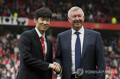 토트넘 홋스퍼 소식을 주로 전하는 영국 매체 스퍼스웹은 6일(한국시간) 맨체스터 유나이티드 손흥민을 영입하는 것을 고려할 수도 있다고 보도했다. 손흥민과 토트넘 간의 계약은 2025년 6월에 만료되는데 클럽 측이 원하면 발동 가능한 1년 연장 옵션이 있다. 매체는 토트넘이 손흥민과 장기 계약을 제안할 생각이 없기에 맨유가 손흥민의 차기 행선지가 될 수도 있다고 주장했다. 연합뉴스