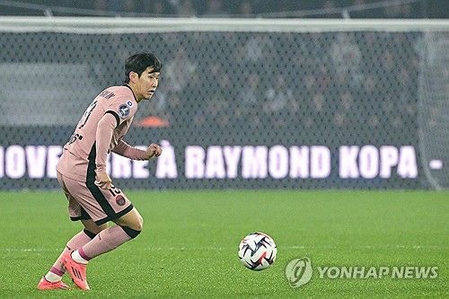 이강인이 한 경기에서 결정적 패스를 4개나 기록하며 파리 생제르맹(PSG)에서 최고의 활약을 펼친 선수로 선정됐다.&nbsp;레퀴프는 '오른쪽 공격수로 나선 이강인은 가장 영감을 받았던 PSG 선수였다. 이강인에게서 위협적인 장면이 가장 자주 만들어졌다. 곤살루 하무스의 머리에 좋은 크로스를 올렸고, 흥미로운 크로스도 기록했다. 측면 먼 곳에서 좋은 슈팅도 때렸다'며 가장 높은 평점 6점을 줬다. 연합뉴스
