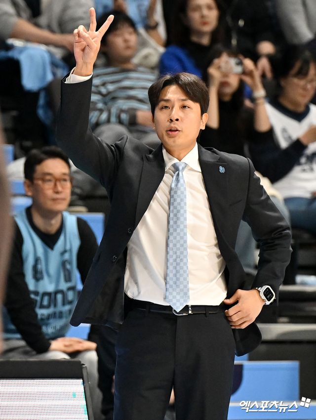 김태술 고양 신임 감독은 6일 고양체육관에서 열린 '2024~2025시즌 KCC 프로농구' 2라운드 KT전에서 팀 패배를 지켜봐야 했다. 부임 이후 5경기를 치렀지만, 아직 데뷔 첫승을 챙기지 못했다. 고양, 김한준 기자