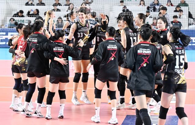 7일 오후 김천실내체육관에서 열린 도드람 2024-2025 V-리그 여자부 3라운드 한국도로공사와 정관장의 경기, 정관장이 반야 부키리치의 활약에 힘입어 세트스코어 3:1(25-22 25-27 25-19 25-20)로 승리했다. 경기 종료 후 정관장 선수들이 기쁨을 나누고 있다. KOVO