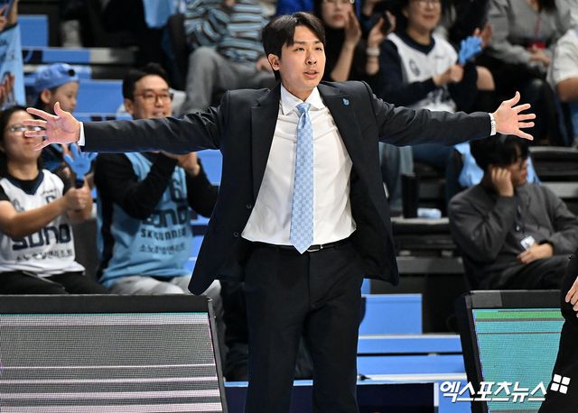 김태술 고양 신임 감독은 6일 고양체육관에서 열린 '2024~2025시즌 KCC 프로농구' 2라운드 KT전에서 팀 패배를 지켜봐야 했다. 부임 이후 5경기를 치렀지만, 아직 데뷔 첫승을 챙기지 못했다. 고양, 김한준 기자