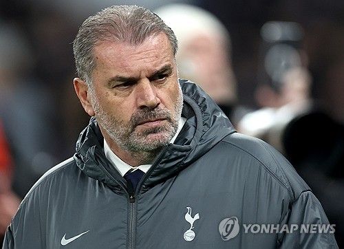 최근 손흥민은 레알 마드리드, 바르셀로나, 맨체스터 유나이티드 등 여러 빅클럽의 러브콜을 받고 있다. 아직 토트넘이 재계약이나 1년 연장 옵션 발동 여부를 밝히지 않아 자칫 잘못하면 손흥민을 떠나보낼 수 있는 상황이다.&nbsp;안지 포스테코글루 토트넘 홋스퍼 감독은 손흥민 재계약과 관련해 크게 신경 쓰지 않는 모양새다.&nbsp;손흥민 재계약 관련 질문에 별다른 관심을 보이지 않았다. 연합뉴스