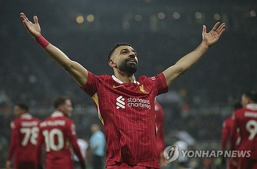 영국 매체 데일리 메일은 8일(한국시간) 리버풀이 모하메드 살라와 새 계약을 맺으면서 살라가 리버풀과 2027년까지 동행하기로 결정했다고 보도했다. 이집트 축구스타 살라는 2017년부터 리버풀에서 뛴 레전드이다. 리버풀 통산 370경기 226골 101도움을 올린 살라는 2025년 여름에 리버풀과의 계약이 만료될 예정이었으나 재계약 합의에 도달해 리버풀에 잔류할 것으로 예상된다. 연합뉴스