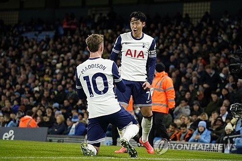 영국 매체 더 하드 태클은 8일(한국시간)"맨체스터 유나이티드는 2025년 여름 이적시장에서 토트넘의 스타 플레이어 손흥민을 영입하기 위한 깜짝 행보를 고려하고 있다고 보도했다. 매체에 따르면 계약 만료가 임박한 손흥민이 미래가 불확실함에 따라 맨유가 영입에 관심을 보이고 있다. 맨유는 손흥민의 다재다능함과 리더십을 높이 평가해 손흥민 영입을 고려 중이다. 연합뉴스