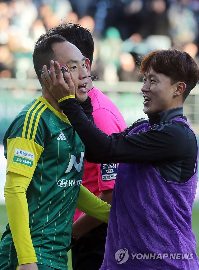 이승우가 8일 전주월드컵경기장에서 열린 전북현대와 서울이랜드의 '하나은행 K리그 2024' 승강 플레이오프 2차전에서 잔류를 확정 지은 뒤, 기쁨 대신 더 발전하겠다고 다짐했다.&nbsp;연합뉴스