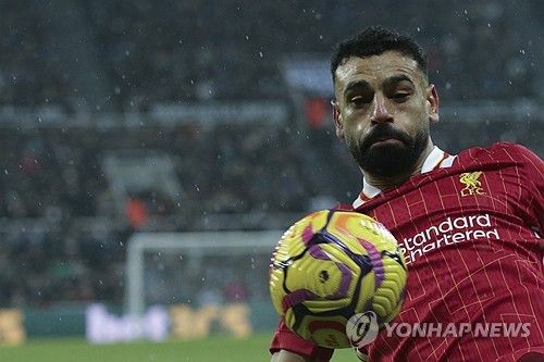 영국 매체 데일리 메일은 8일(한국시간) 리버풀이 모하메드 살라와 새 계약을 맺으면서 살라가 리버풀과 2027년까지 동행하기로 결정했다고 보도했다. 이집트 축구스타 살라는 2017년부터 리버풀에서 뛴 레전드이다. 리버풀 통산 370경기 226골 101도움을 올린 살라는 2025년 여름에 리버풀과의 계약이 만료될 예정이었으나 재계약 합의에 도달해 리버풀에 잔류할 것으로 예상된다. 연합뉴스